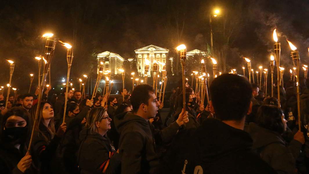 Факельное шествие к мемориальному комплексу Цицернакаберд в Ереване, посвященное 106-й годовщине геноцида армян в Османской империи