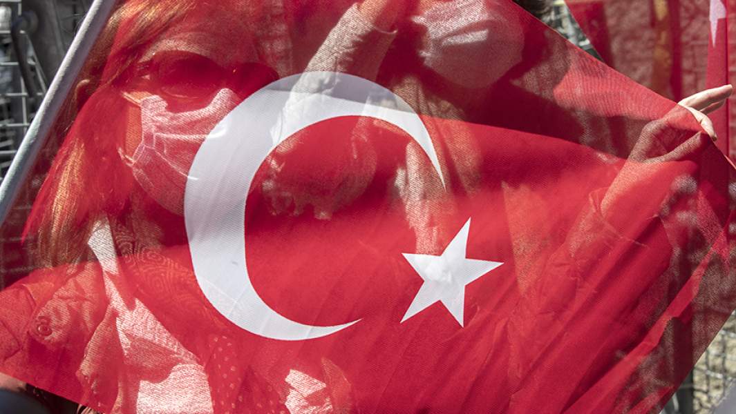 Женщины с флагом Турции