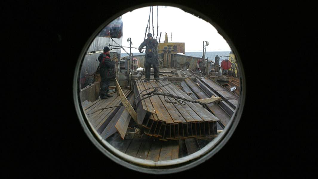 Во время разгрузки стройматериалов и техники с теплохода в заливе Корфа Берингова моря