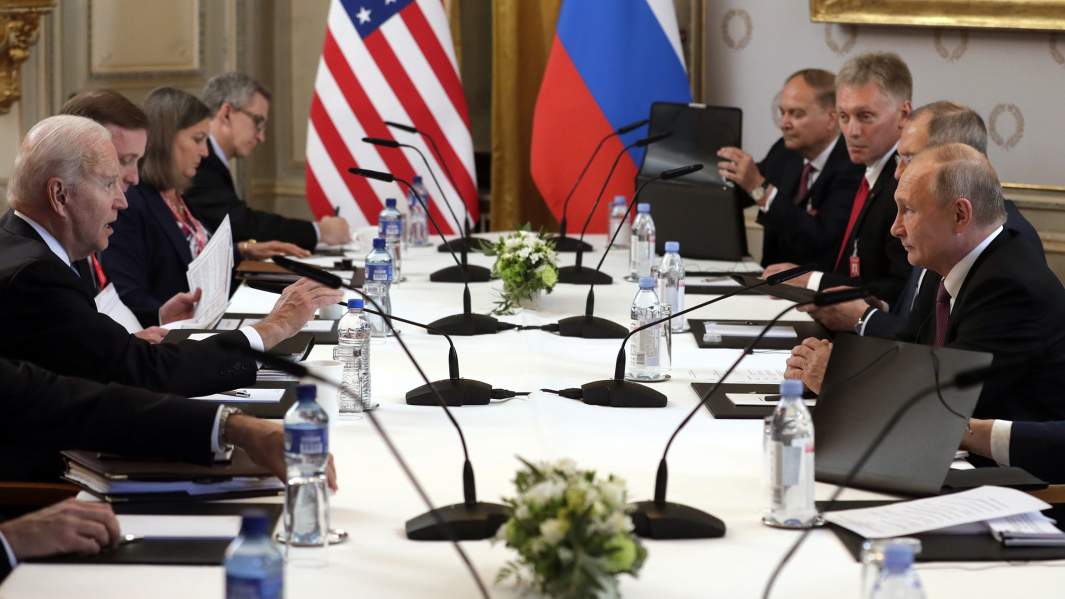 Президент России Владимир Путин и президент США Джо Байден во время российско-американских переговоров в расширенном составе на вилле Ла-Гранж, Швейцария