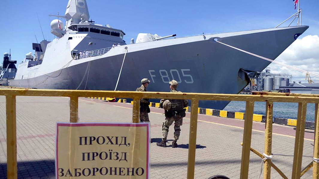 Фрегат ВМС Нидерландов HNMLS Eversten F805 в порту Одессы