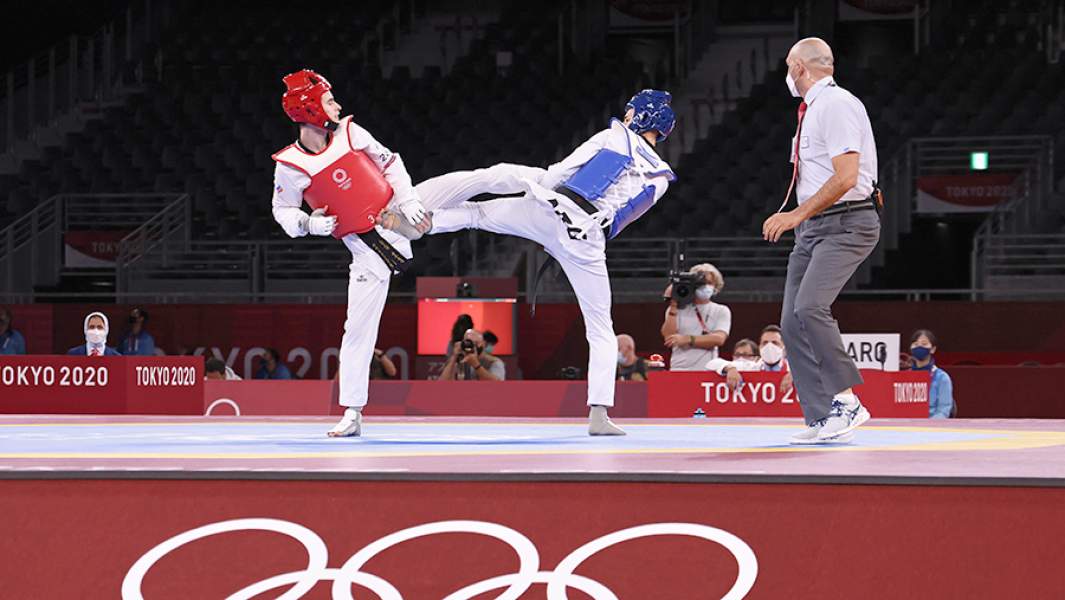 Михаил Артамонов (ОКР) и Лукас Гусман (Аргентина) (слева направо) во время поединка за 3-е место, Олимпиада-2020