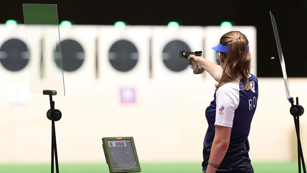 Российская спортсменка, член сборной России (команда ОКР) Виталина Бацарашкина в финале соревнований по стрельбе из пневматического пистолета с 25 метров среди женщин на XXXII летних Олимпийских играх в Токио