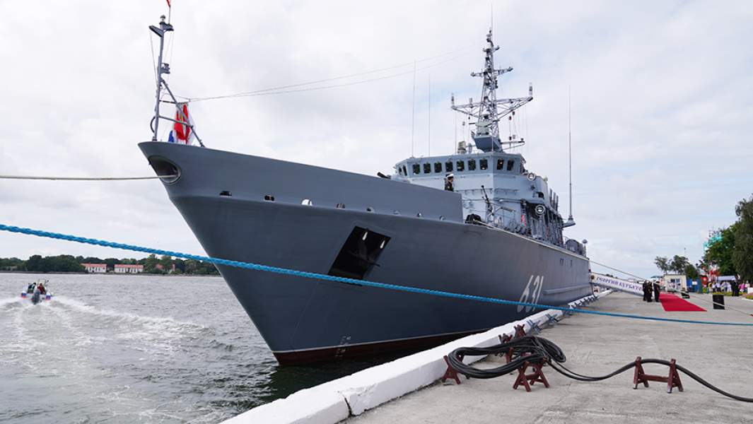 Минный тральщик «Георгий Курбатов» проекта 12700 перед церемонией поднятия Андреевского флага