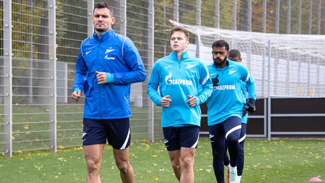 Игроки «Зенита» во время тренировки на базе футбольного клуба