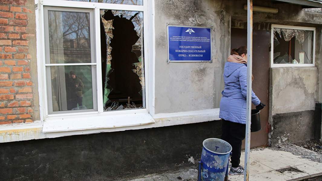 Последствия артиллерийского обстрела пожарной части станицы Ясиноватая вооруженными силами Украины