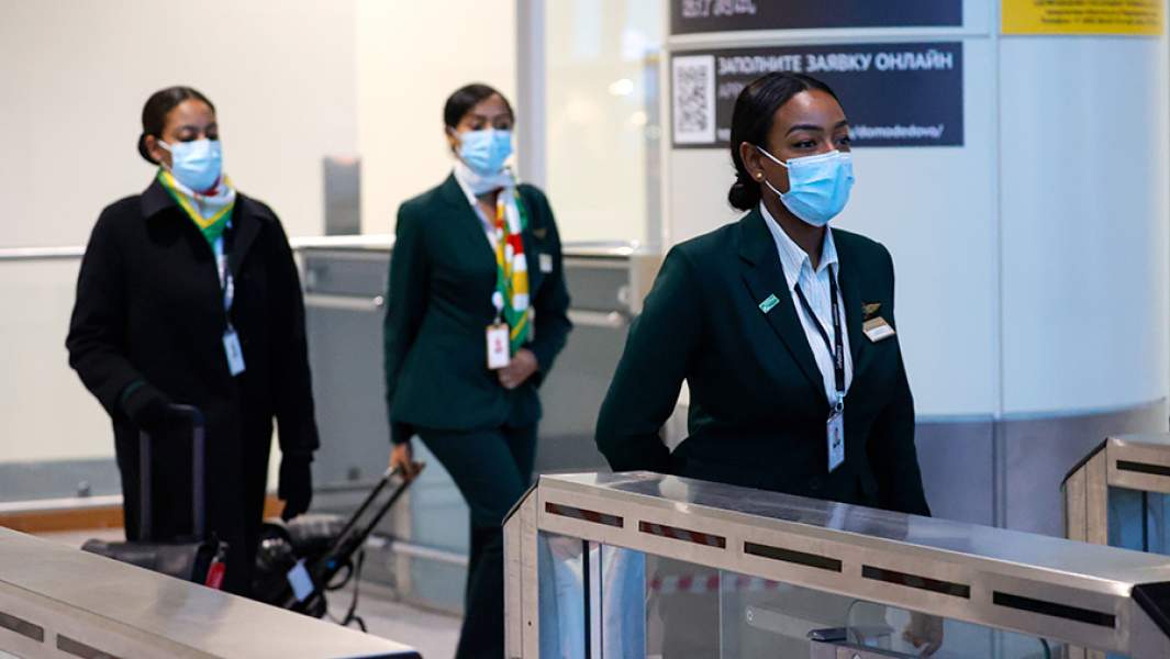 Члены экипажа «Эфиопских авиалиний», прибывшие из ЮАР в аэропорт Домодедово