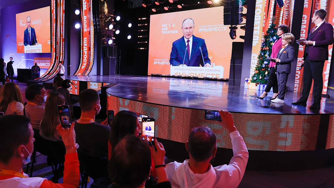 Президент РФ Владимир Путин обращается в режиме видеоконференции к участникам и гостям церемонии вручения премии #МыВместе