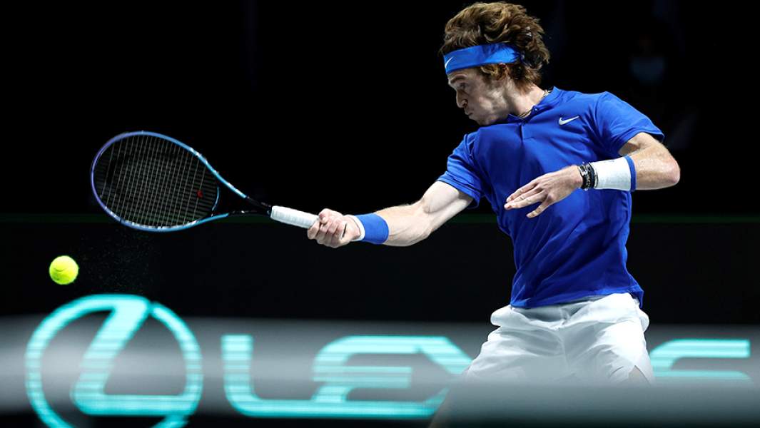 Российский теннисист Андрей Рублев в первой игре финального матча Кубка Дэвиса Россия – Хорватия против Борны Гойо