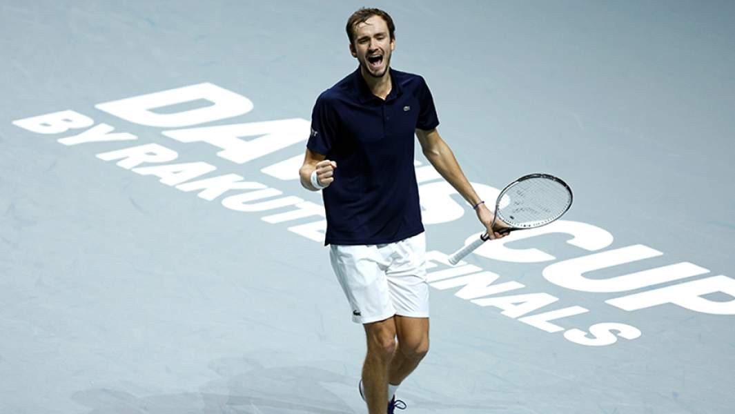 Российский теннисист Даниил Медведев во второй игре финального матча Кубка Дэвиса Россия – Хорватия против Марина Чилича