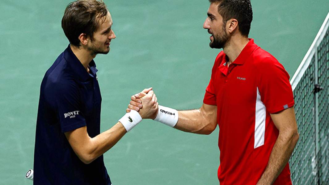 Российский теннисист Даниил Медведев и Марин Чилич из сборной Хорватии после окончания второй игры финального матча Кубка Дэвиса Россия – Хорватия