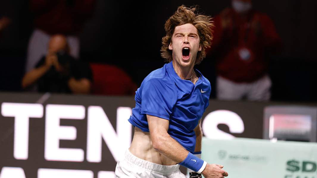 Андрей Рублев радуется победе над хорватским теннисистом Борна Гойо в финале Кубка Дэвиса