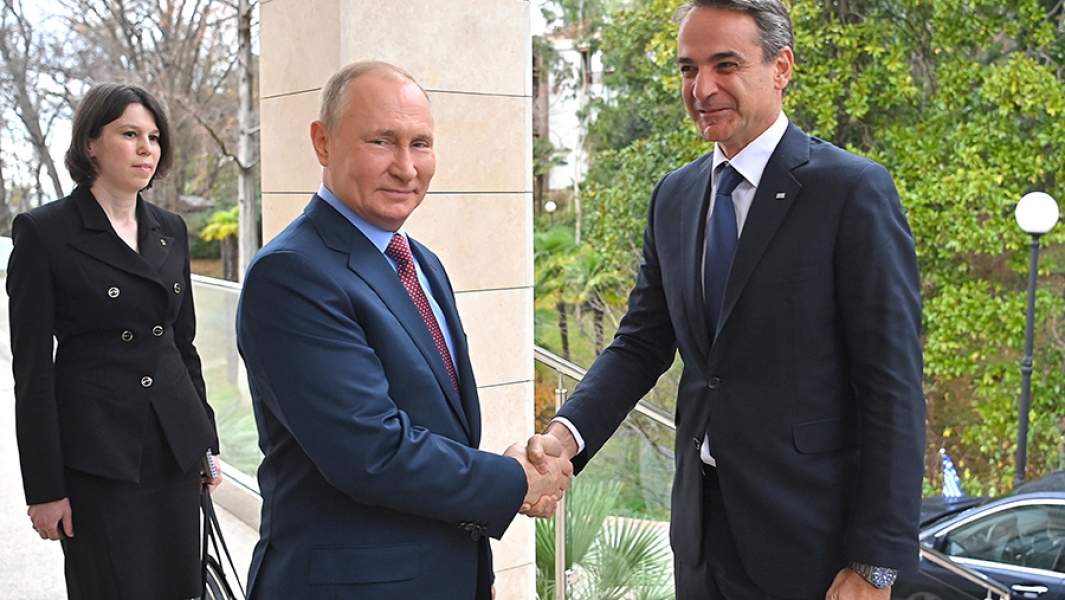 Президент России Владимир Путин и премьер-министр Греции Кириакос Мицотакис во время встречи в резиденции «Бочаров ручей»