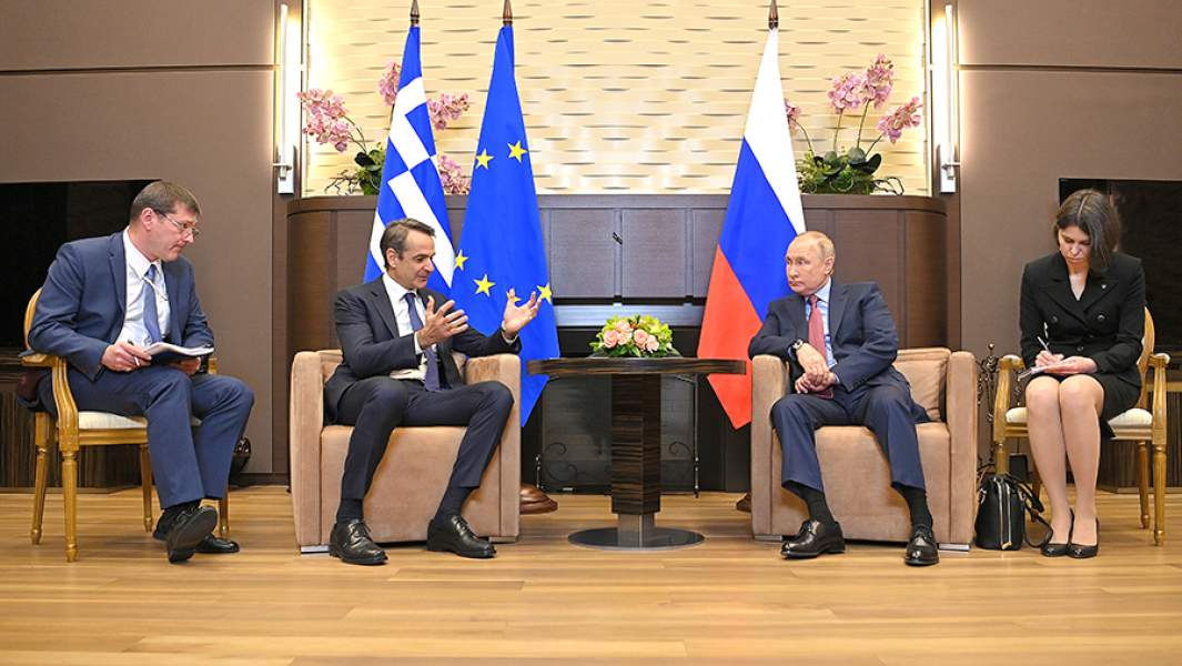 Президент России Владимир Путин и премьер-министр Греции Кириакос Мицотакис во время встречи в резиденции «Бочаров ручей»