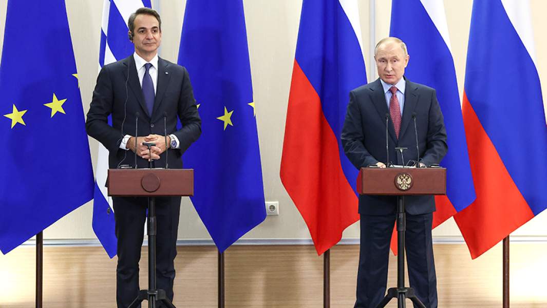 Президент России Владимир Путин и премьер-министр Греции Кириакос Мицотакис во время совместной пресс-конференции по итогам встречи в резиденции «Бочаров ручей»