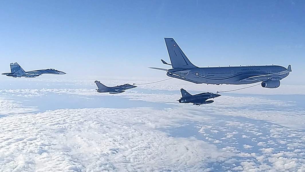 Истребитель Су-27 ВКС России, тактические истребители «Рафаль», «Мираж-2000» и самолет-заправщик КС-135 ВКС Франции над Черным морем