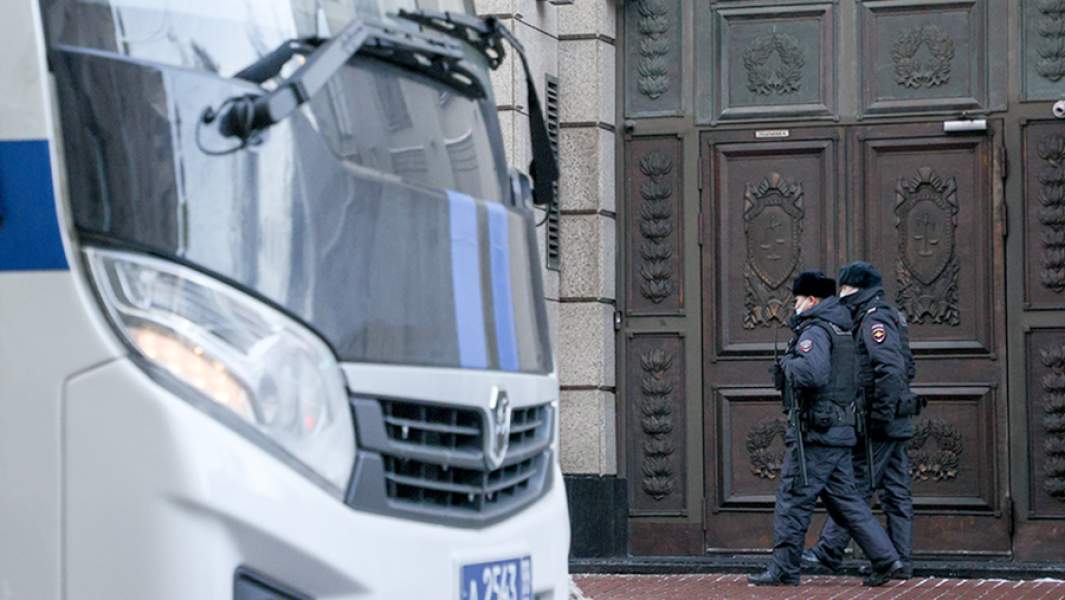 Представители правоохранительных органов у здания Верховного суда РФ