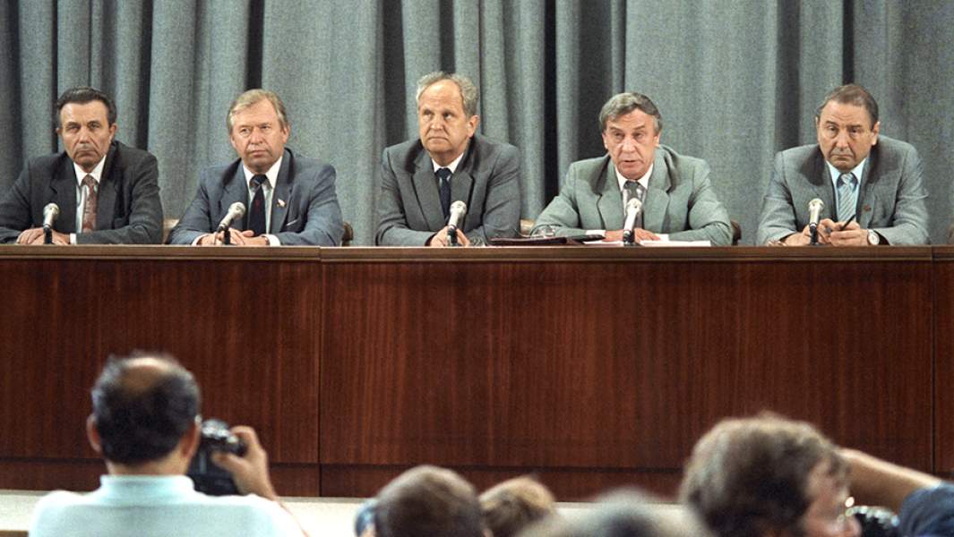 Члены Государственного комитета по чрезвычайному положению в СССР во время пресс-конференции в пресс-центре МИД СССР после объявления о введении в стране чрезвычайного положения. 19 августа 1991 года