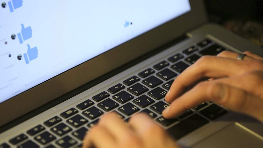 Мужчина работает за компьютером