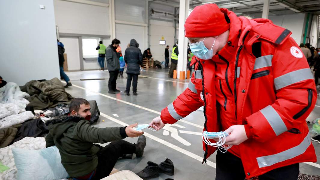 Раздача Белорусским Красным Крестом медицинских масок беженцам с Ближнего Востока в центре временного содержания мигрантов на белорусско-польской границе, Белоруссия