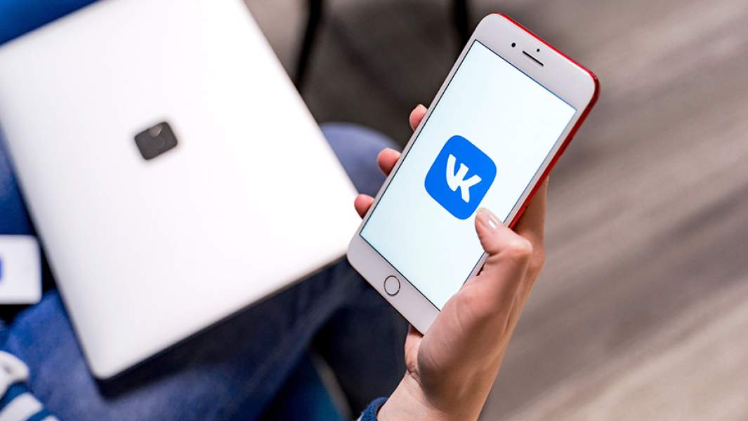 Смартфон с логотипом соцсети ВКонтакте