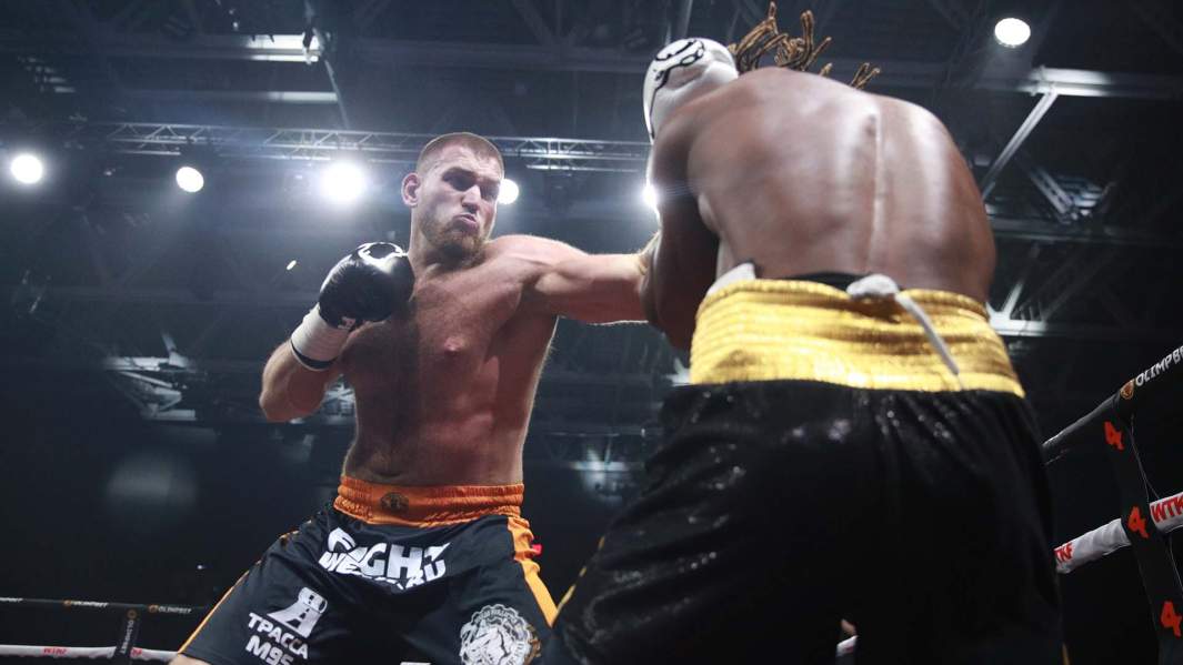 Бой Тимура Слащинина и Тайсона Дижона