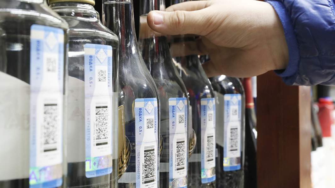 Покупатель в винно-водочном магазине