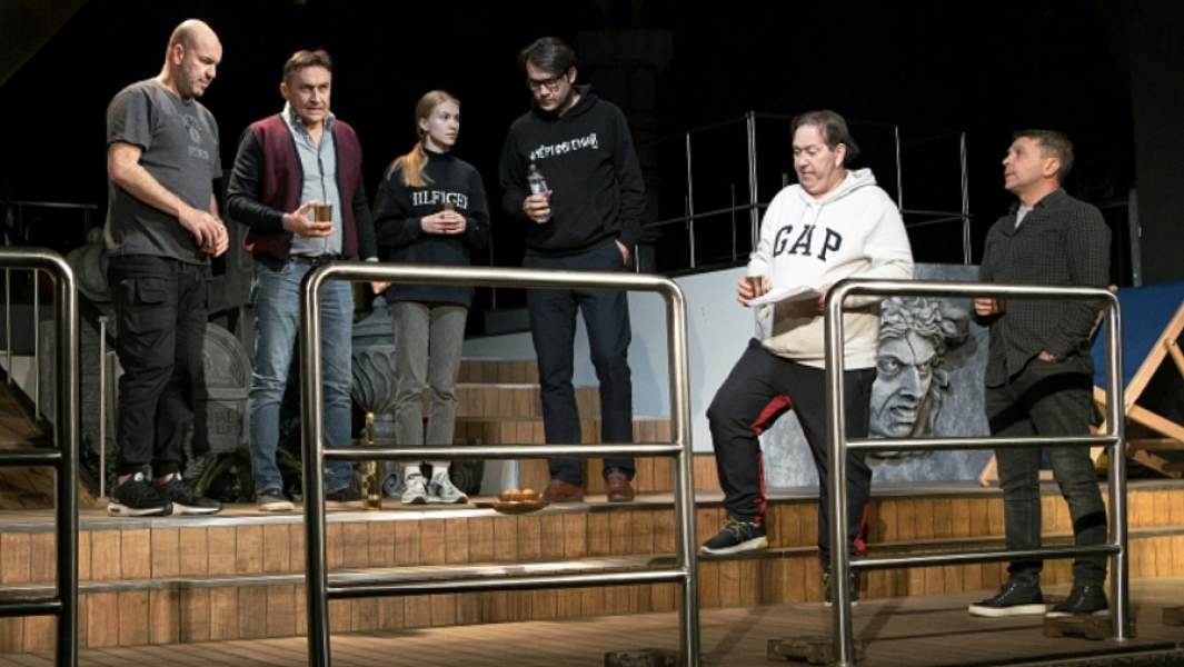 Сцена из спектакля «Один день из смерти Вадика Беляева»