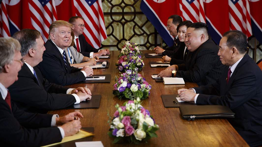 Президент США Дональд Трамп на встрече с лидером Северной Кореи Ким Чен Ыном, Ханой, 2019 год