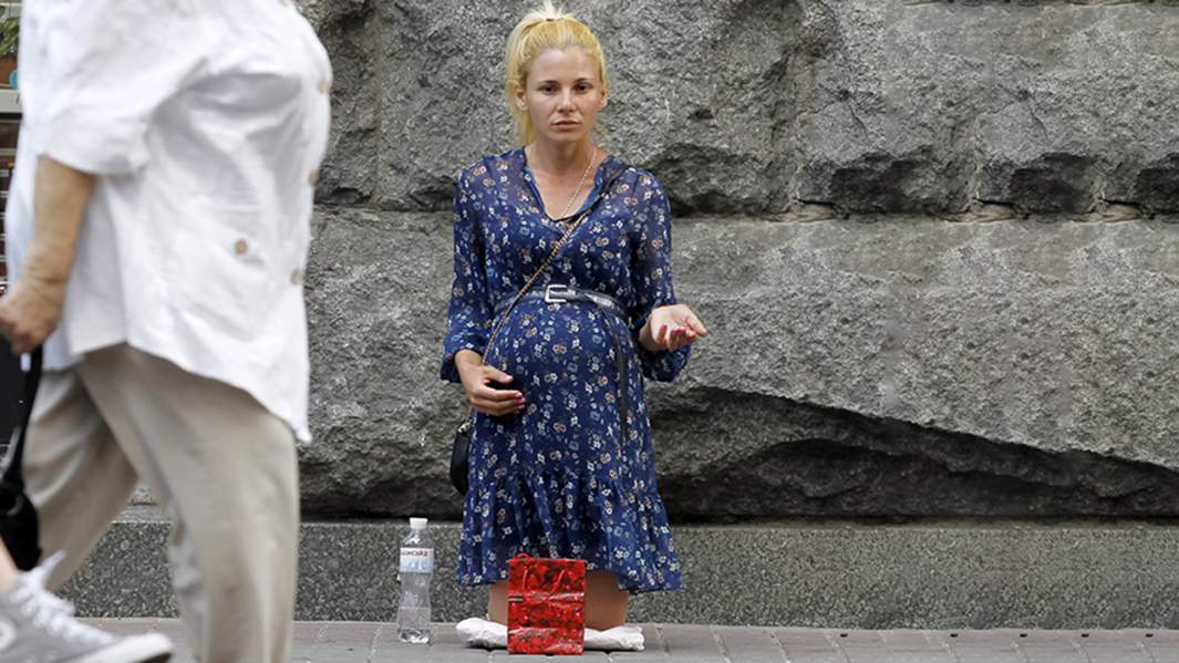 беременная женщина на коленях