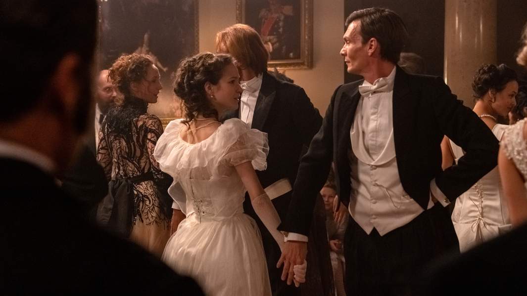 Кадр из сериала «Карамора»