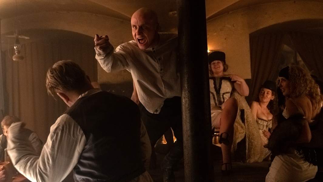 Кадр из сериала «Карамора»