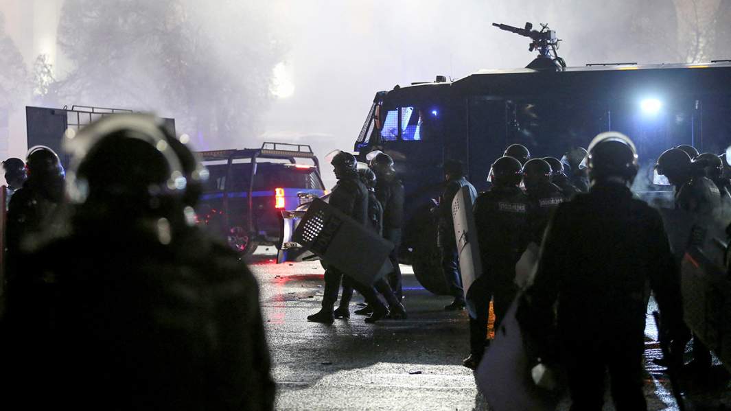 Казахстанские правоохранительные органы на площади во время акции протеста 