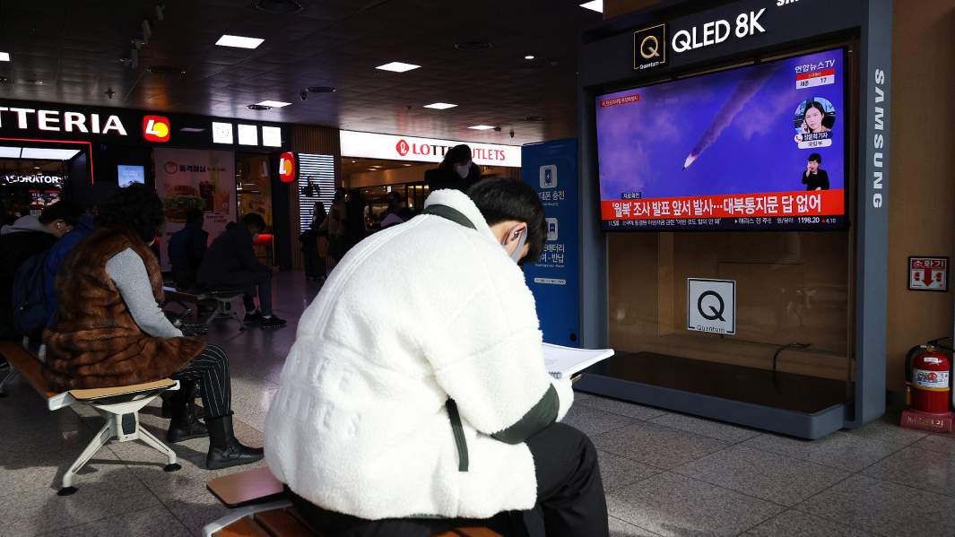 Трансляция запуска баллистической ракеты в Северной Корее в аэропорту Сеула