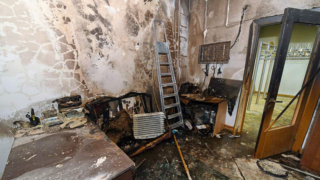 Помещение в здании администрации Алма-Аты после штурма демонстрантами во время протестов