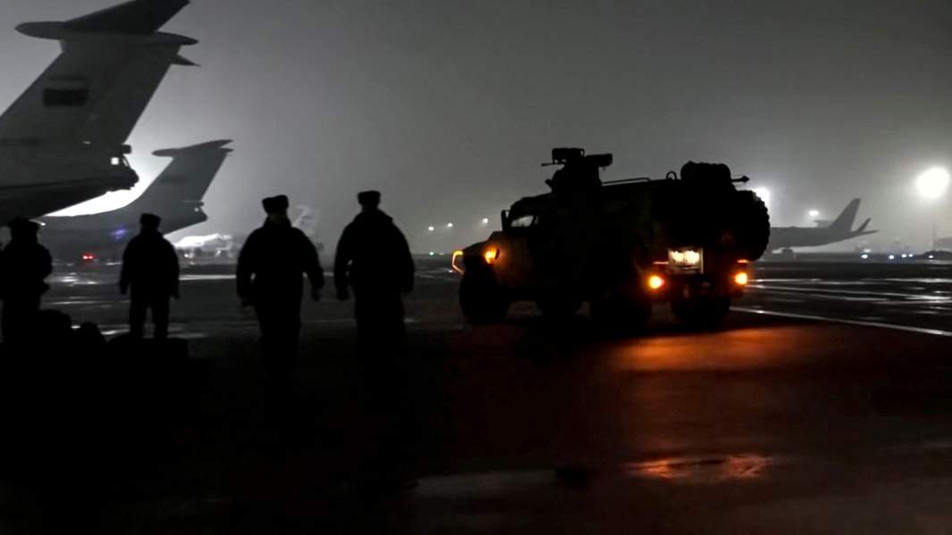 Прибытие российских миротворцев ОДКБ в Казахстан