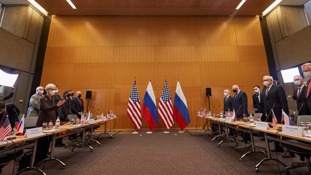 Заместитель госсекретаря США Венди Шерман и заместитель министра иностранных дел России Сергей Рябков принимают участие в переговорах по безопасности в миссии США в Женеве, Швейцария, 10 января 2022 года