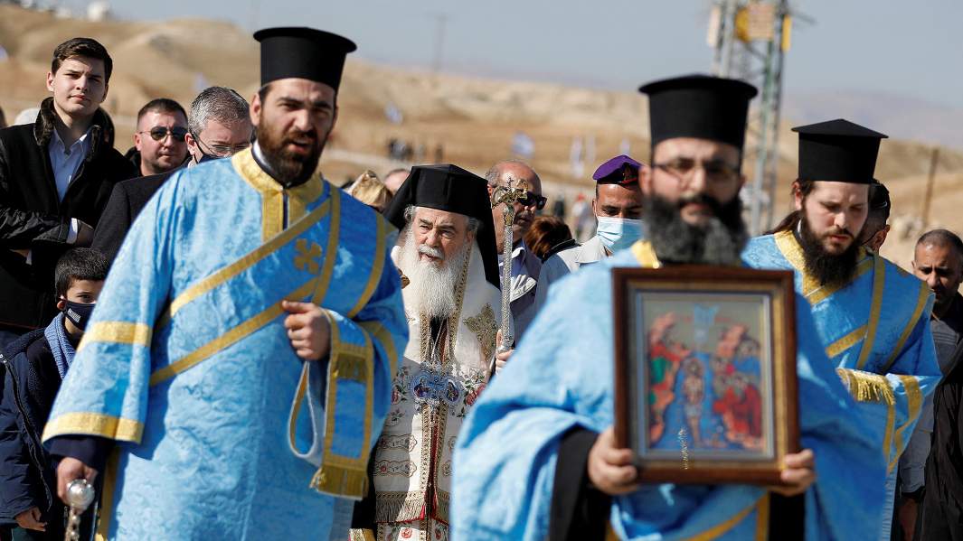 Патриарх Иерусалимский Феофил III участвует в церемонии крещения на реке Иордан в честь Богоявления