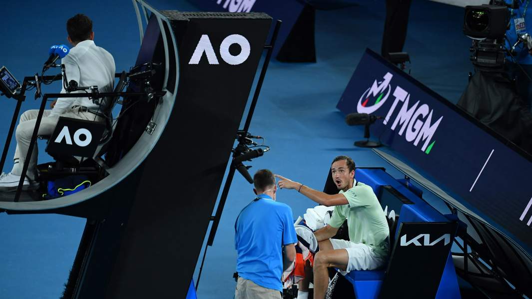 Даниил Медведев спорит с судьей на Australian Open