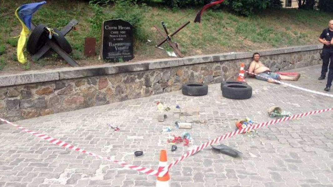 Разгромленный мемориал участнику «Небесной сотни» евромайдана Сергею Нигояну, установленный на улице Грушевского в Киеве. 2019 год