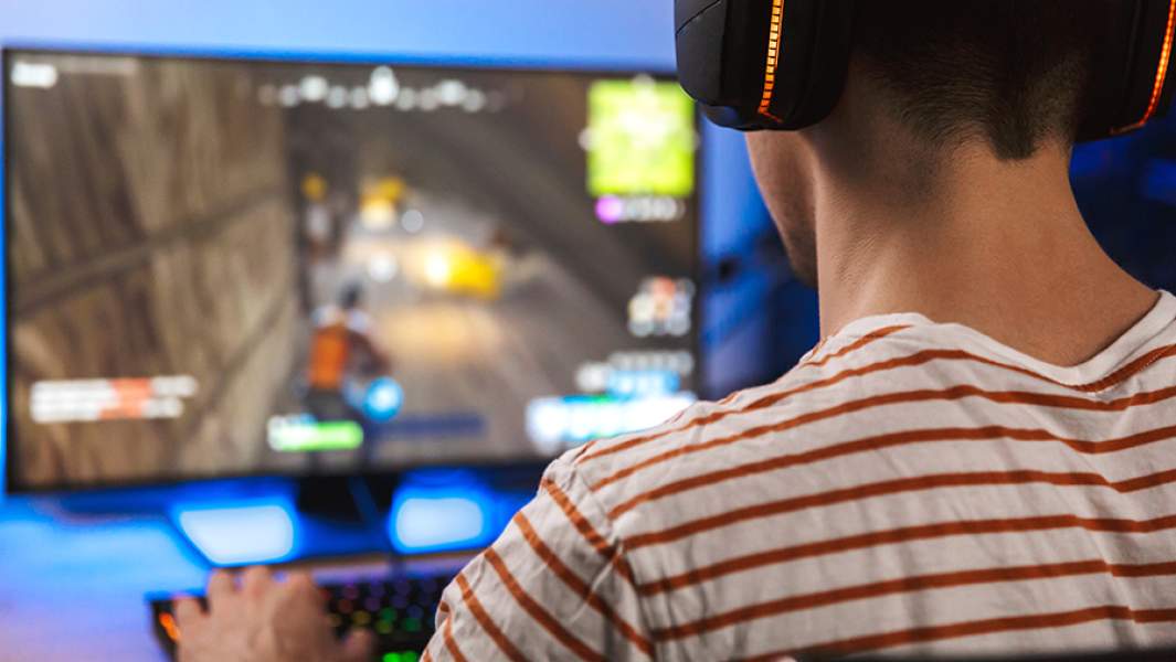 Мужчина играет в компьютерную игру