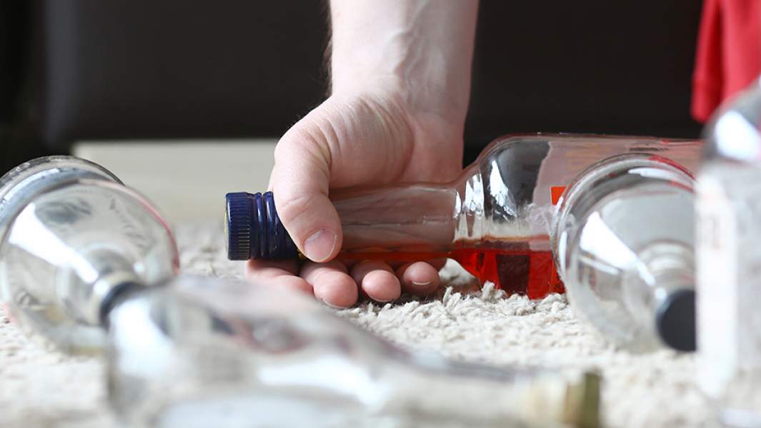 Мужчина и пустые бутылки