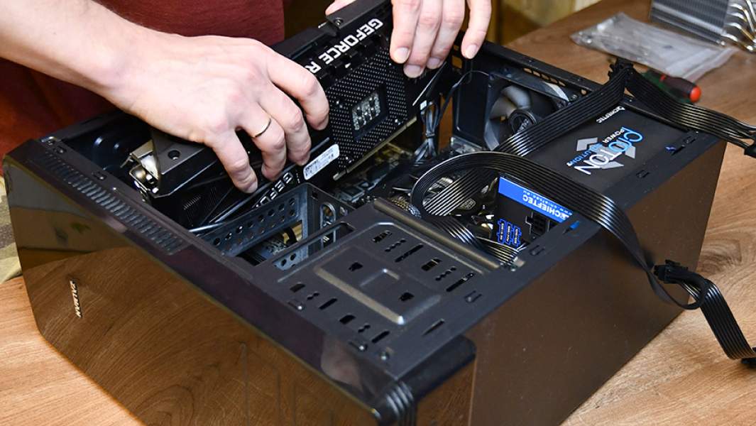 Мужчина собирает компьютер