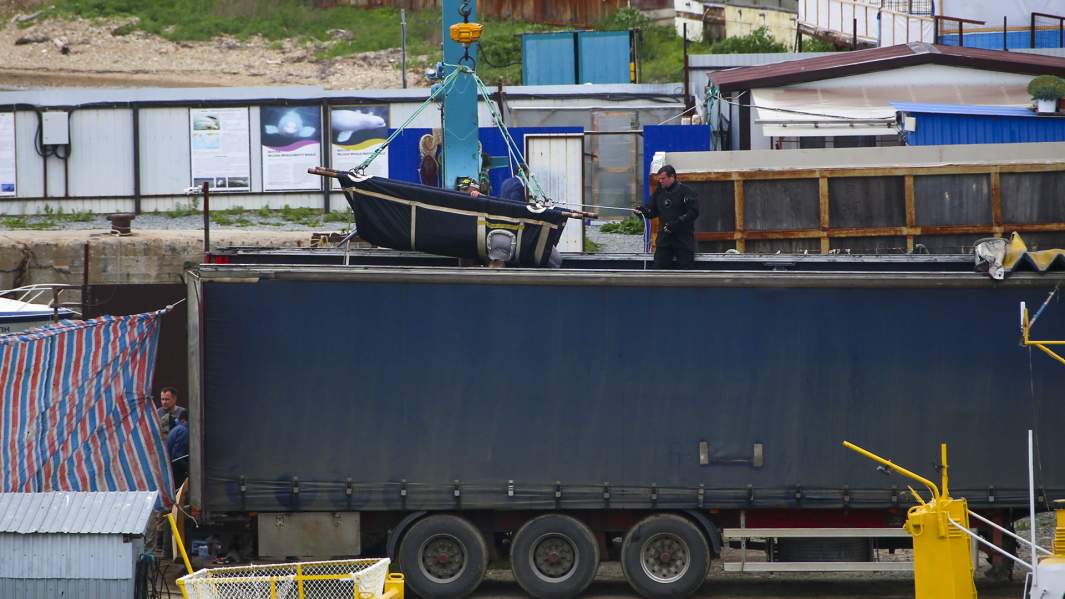 Специалисты перегружают  белуху из "китовой тюрьмы"