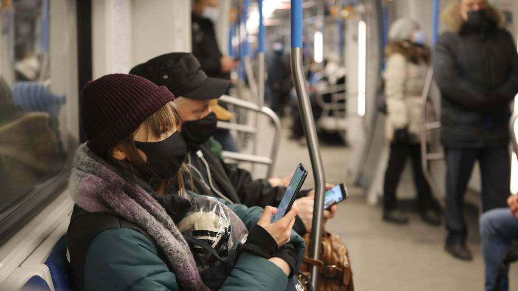 Люди в масках в метро
