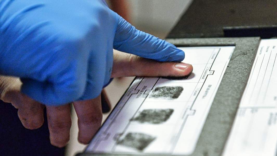 Снятие отпечатков пальцев в Управлении внутренних дел