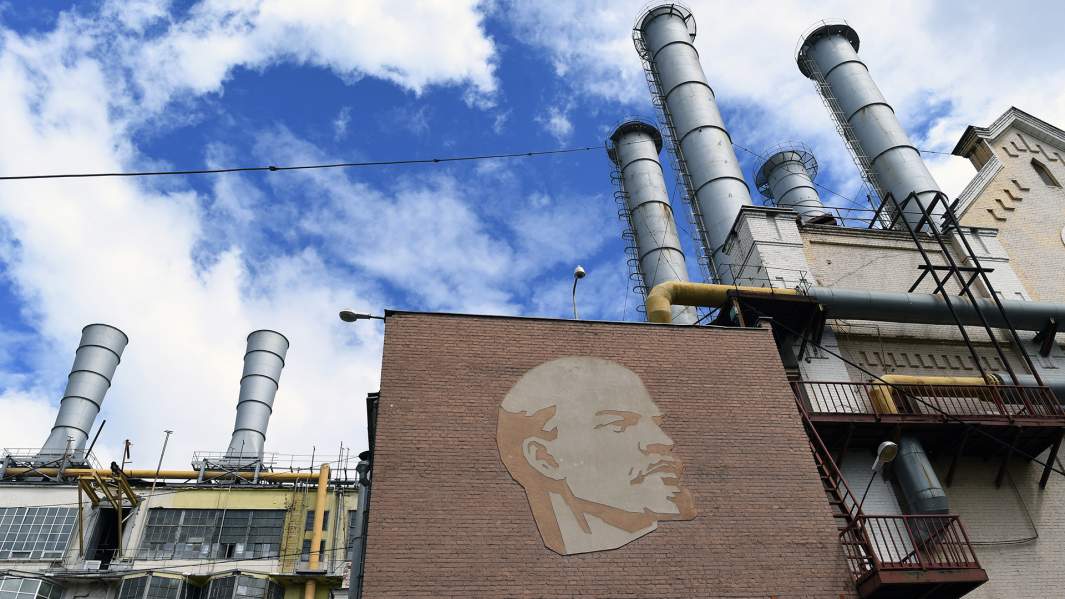 Здание старейшей действующей тепловой электростанции России - ГЭС-1 имени П. Г. Смидовича, расположенной на Раушской набережной в Москве