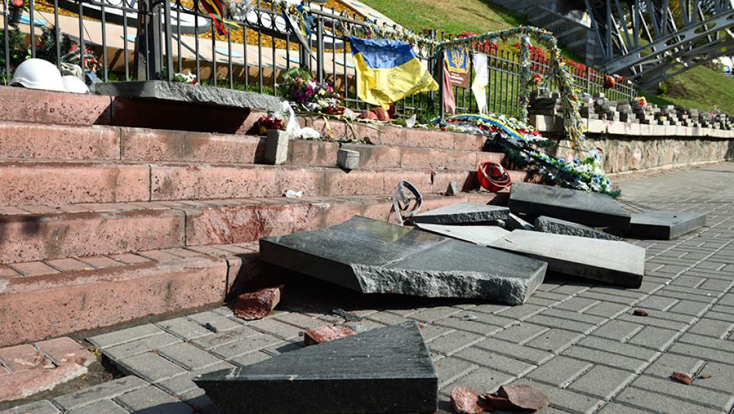 Разбитые памятные плиты героям «Небесной сотни» в центре Киева. 2017 год