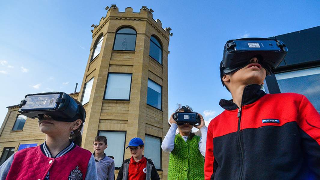 Дети в очках виртуальной реальности на занятиях в центре просвещения Luminary в дагестанском селе Хрюг