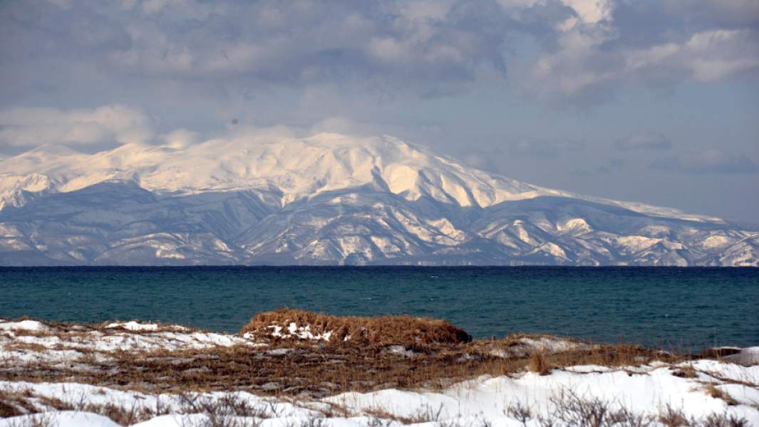 Вид на остров Хоккайдо зимой с острова Кунашир